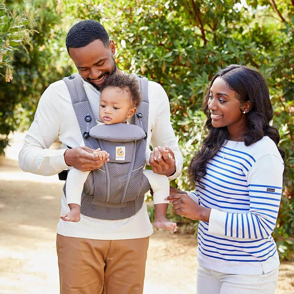 Ergobaby Omni Breeze Baby Carrier - Lightweight Newborn to Toddler Carrier with Breathable Soft Mesh, Enhanced Lumbar Support,  Adjustable Waistbelt & Cross Straps, Privacy Hood, 4 Carry Positions, 3-20Kgs, Birth - 4 Years